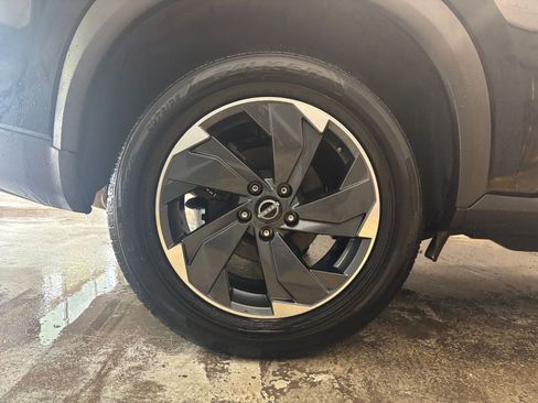 Used 2025 Nissan Rogue SV FWD image 32
