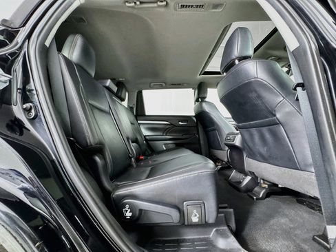 Certified 2019 Toyota Highlander XLE AWD/4WD image 29