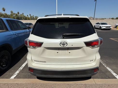 Used 2016 Toyota Highlander Plus FWD image 4