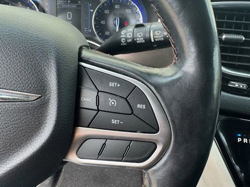 Used 2019 Chrysler Pacifica Touring-L FWD image 7