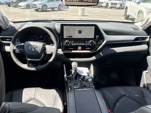 New 2026 Toyota Highlander Platinum AWD/4WD image 12