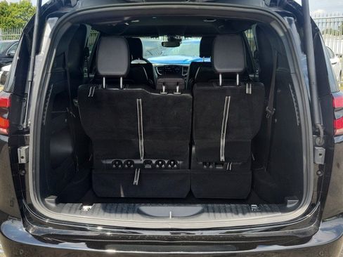 Used 2025 Chrysler Pacifica Select FWD image 10