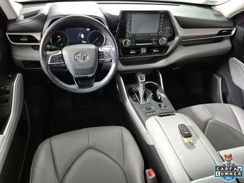 Certified 2021 Toyota Highlander XLE AWD/4WD image 10