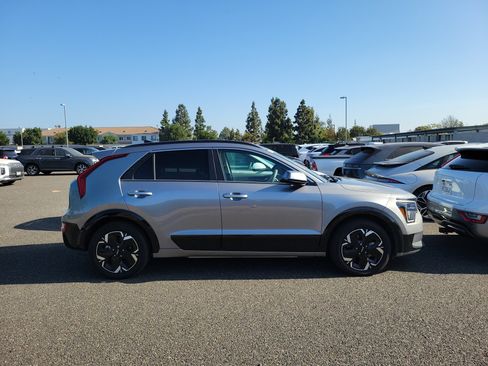 Used 2023 Kia Niro Wave FWD image 4