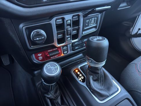 Used 2025 Jeep Wrangler Unlimited Rubicon image 24