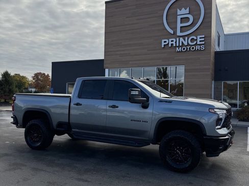 Used 2024 Chevrolet Silverado 2500 ZR2 w/ Technology Package image 21