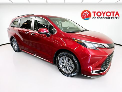 Used 2024 Toyota Sienna XLE FWD image 1