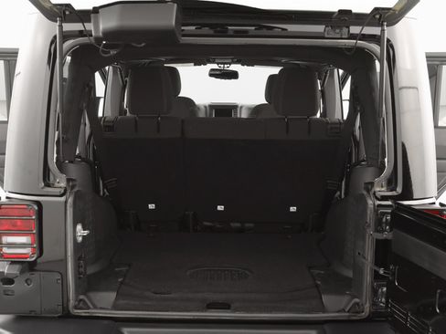 Used 2018 Jeep Wrangler Unlimited Sport image 32