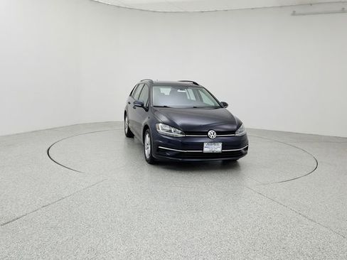 Used 2018 Volkswagen Golf SE image 2