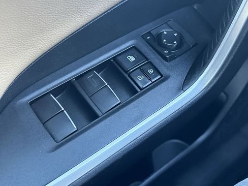 Used 2020 Toyota RAV4 Limited image 29