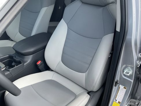 Used 2021 Toyota RAV4 XLE Premium image 6