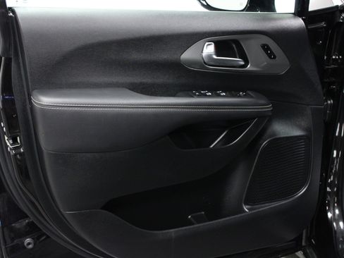 Used 2025 Chrysler Pacifica Select image 11