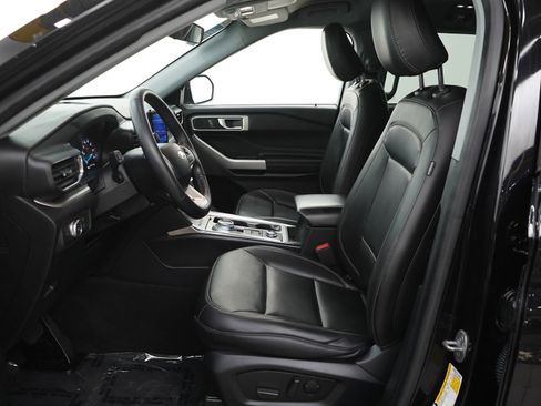 Used 2022 Ford Explorer XLT w/ Equipment Group 202A image 17