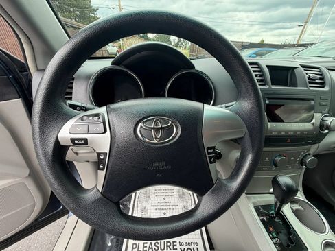 Used 2012 Toyota Highlander FWD w/ Tech Pkg image 20