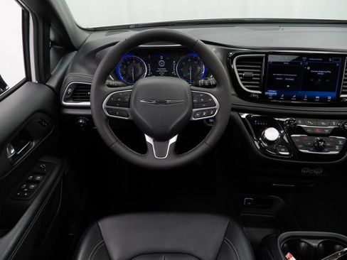 Certified 2025 Chrysler Pacifica Select AWD/4WD image 22