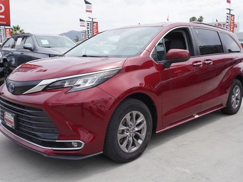 Certified 2023 Toyota Sienna XLE FWD image 3