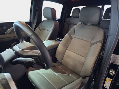 Used 2025 Chevrolet Colorado ZR2 w/ Technology Package AWD/4WD image 17