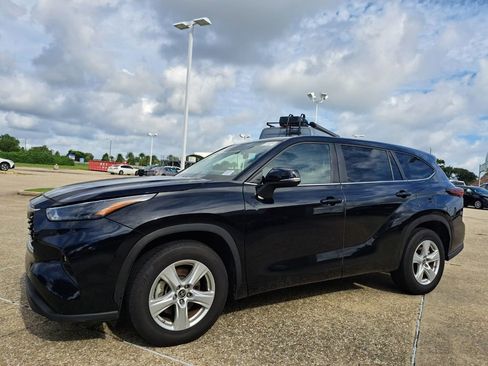 Used 2024 Toyota Highlander LE FWD image 9