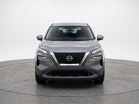 Used 2025 Nissan Rogue SV image 2