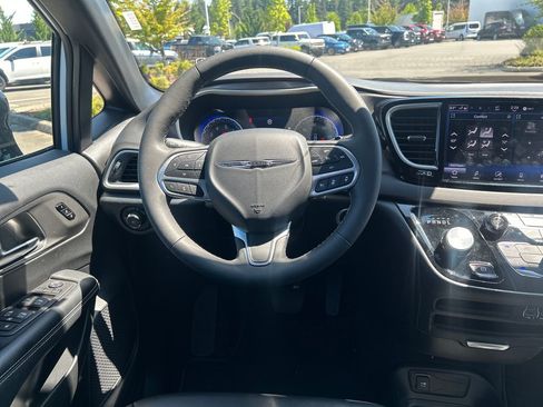 Used 2025 Chrysler Pacifica Select FWD image 17