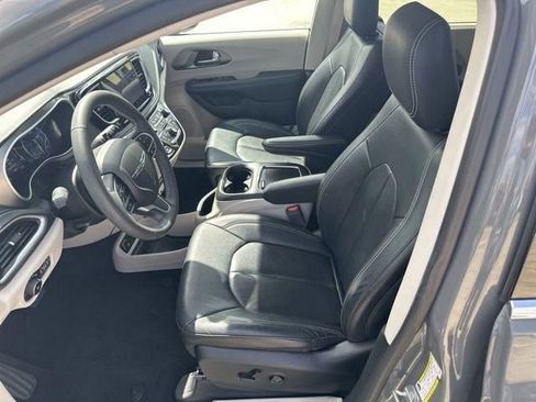 Used 2022 Chrysler Pacifica Touring-L w/ Uconnect Theater Family Group image 22