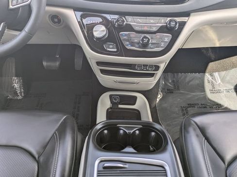 Used 2023 Chrysler Pacifica Touring-L FWD image 21