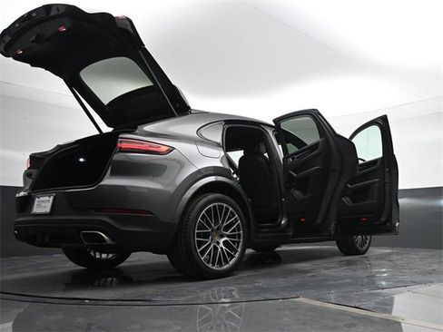 Used 2021 Porsche Cayenne Coupe w/ Premium Package image 33
