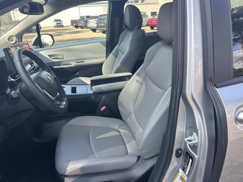 Used 2025 Toyota Sienna XLE w/ XLE Plus Package image 16