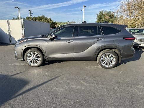Used 2023 Toyota Highlander Limited image 2