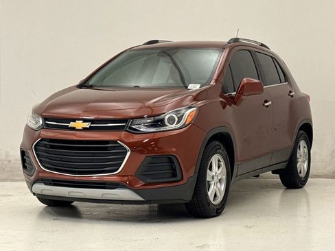 Used 2019 Chevrolet Trax LT w/ LT Convenience Package FWD image 2