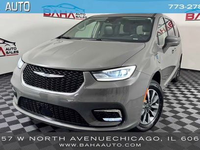 Used 2022 Chrysler Pacifica Touring-L w/ Uconnect Theater Family Group