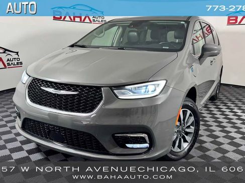 Used 2022 Chrysler Pacifica Touring-L w/ Uconnect Theater Family Group FWD image 1