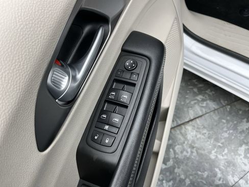 Used 2024 Chrysler Pacifica Touring-L image 7