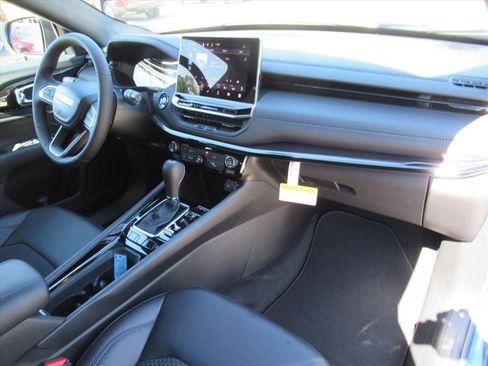 New 2026 Jeep Compass Latitude image 10