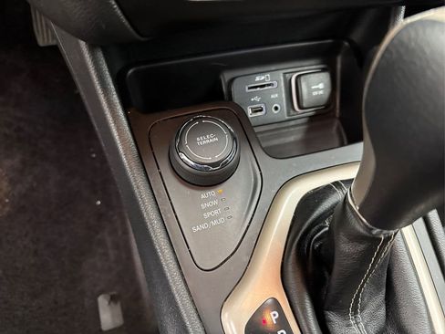 Used 2016 Jeep Cherokee Latitude w/ Cold Weather Group image 33