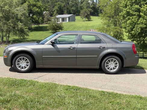 Used 2009 Chrysler 300 Touring RWD image 19