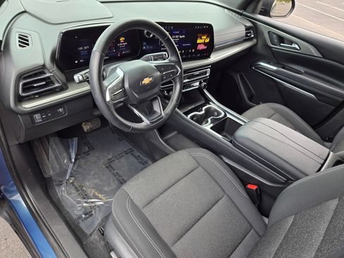 Used 2025 Chevrolet Traverse LT FWD image 17