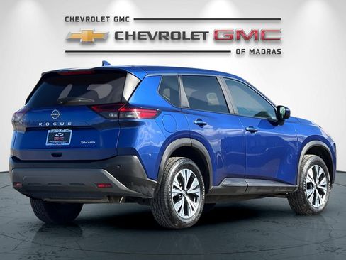 Used 2023 Nissan Rogue SV image 3