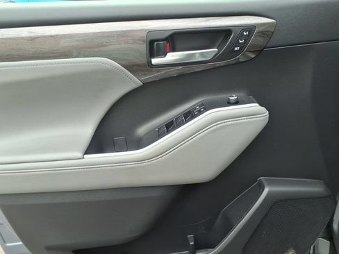 Used 2022 Toyota Highlander Platinum FWD image 15