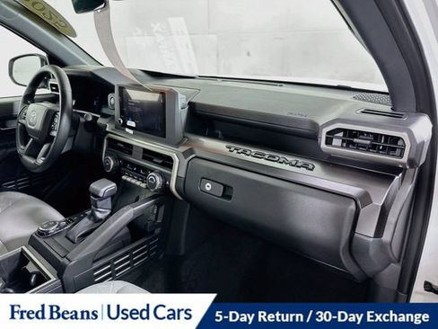 Used 2025 Toyota Tacoma SR5 AWD/4WD image 37