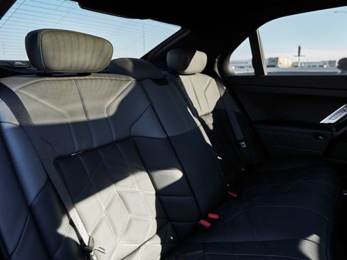 Used 2025 BMW 760i xDrive w/ Executive Package AWD/4WD image 42