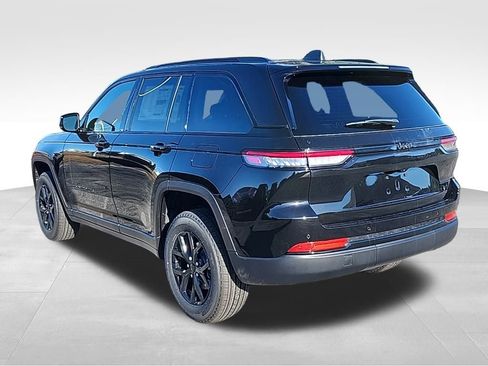 New 2025 Jeep Grand Cherokee Altitude image 17