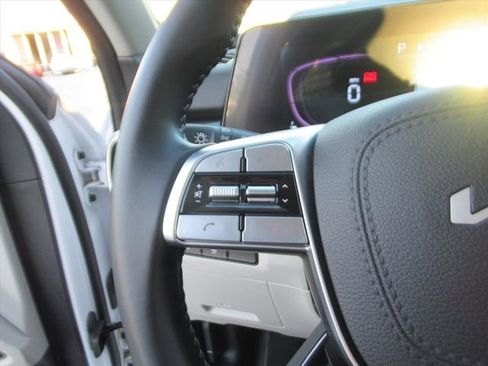 Used 2024 Kia Telluride S image 17