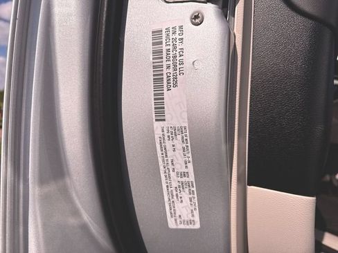 Used 2024 Chrysler Pacifica Touring-L FWD image 32
