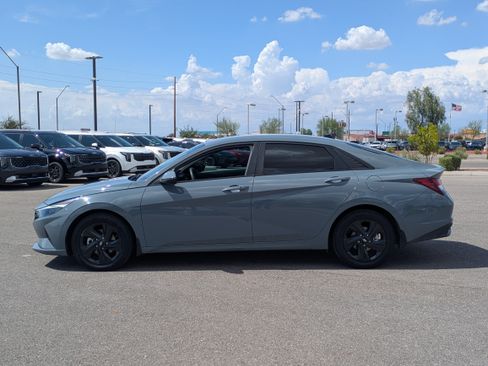 Used 2023 Hyundai Elantra SEL FWD image 2