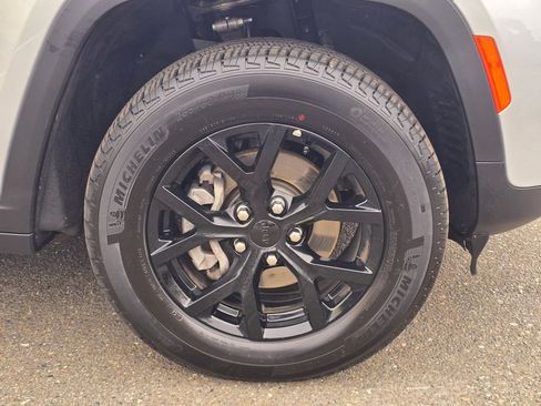 Used 2025 Jeep Grand Cherokee Altitude AWD/4WD image 9