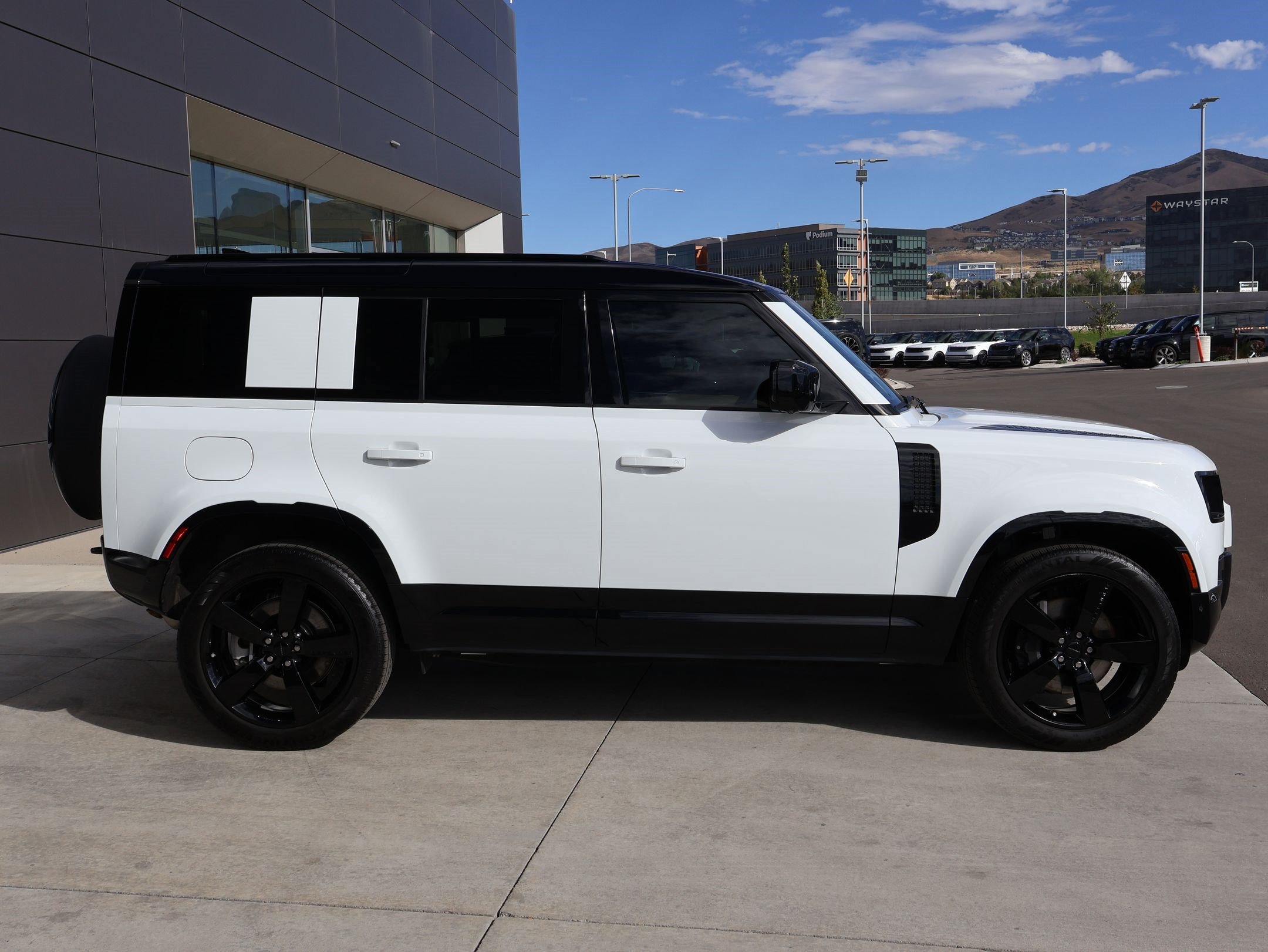 Used 2026 Land Rover Defender 110 X-Dynamic SE AWD/4WD image 5