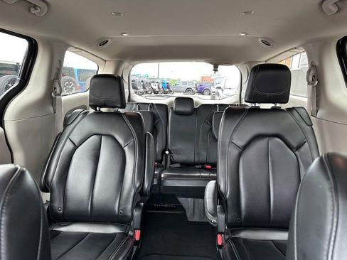 Used 2023 Chrysler Pacifica Touring-L FWD image 11