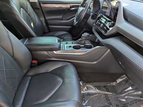 Used 2020 Toyota Highlander Platinum FWD image 22