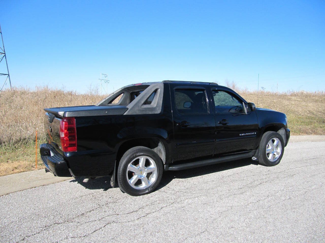Used 2008 Chevrolet Avalanche LTZ w/ LTZ Preferred Equipment Group AWD/4WD image 12
